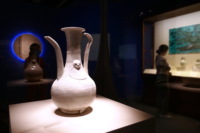 Photo prise le 6 septembre 2020 montrant des objets exposés lors d'une exposition au Musée national de Chine à Beijing, capitale de la Chine. Une exposition sur le thème du commerce maritime des céramiques chinoises dans les temps anciens a débuté ici vendredi.