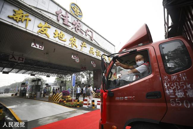 Un camion chargé de fruits et légumes entre au marché de Xinfadi, le 6 septembre, à Beijing.<br>