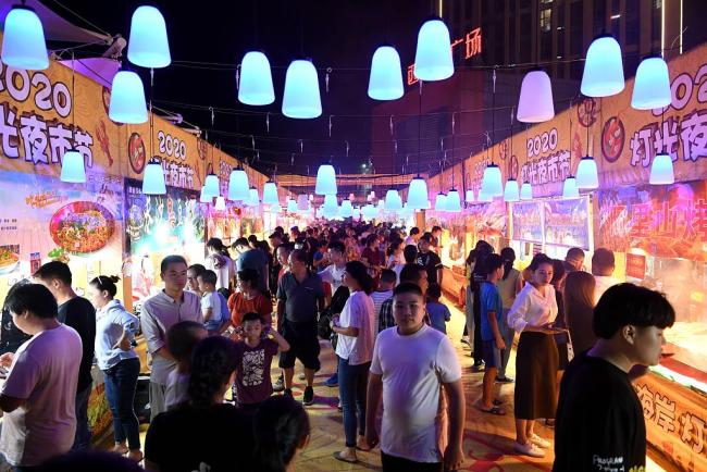 Divers marchés nocturnes ont ouvert à Fuzhou pour attirer les habitants de la ville. La passion de locaux pour les sorties en soirée bénéficie à cette économie nocturne en plein essor.<br><br>