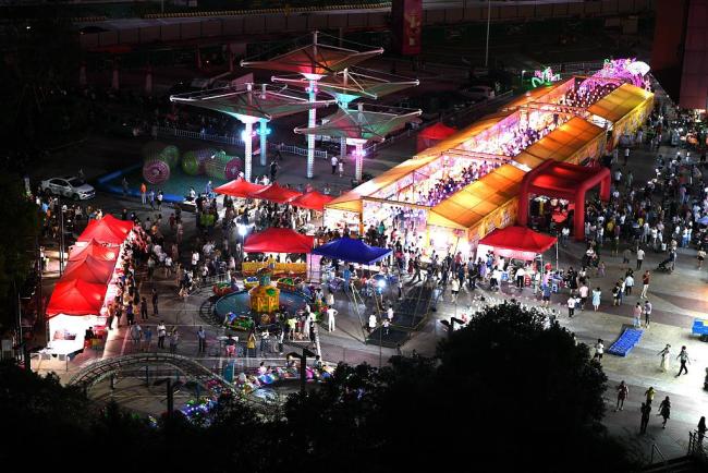 Divers marchés nocturnes ont ouvert à Fuzhou pour attirer les habitants de la ville. La passion de locaux pour les sorties en soirée bénéficie à cette économie nocturne en plein essor.