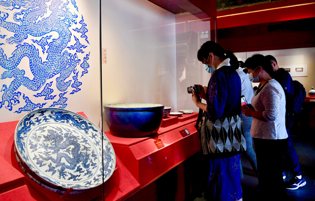 Ouverture d'une exposition spéciale sur la porcelaine de la dynastie des Ming au Musée du palais