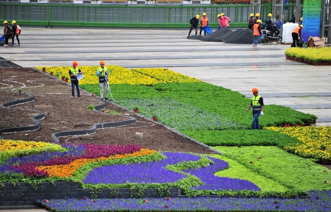 Shanghai : les jardiniers préparent les décorations florales de la 3e CIIE