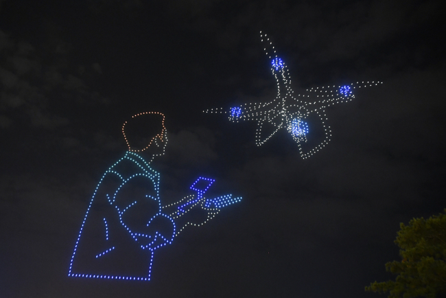 Jilin : un spectacle lumineux de drones organisé dans le cadre de l'Exposition industrielle internationale des drones de Changchun
