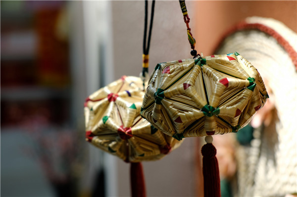 Des pendentifs de paille. Photo Liu Jiachen