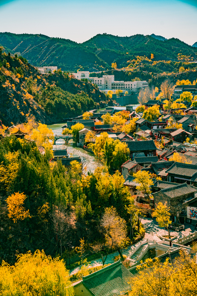 Photo prise le 29 octobre, montrant les paysages magnifiques du village d'eau de Gubei, situé près de la Grande Muraille de Simatai, dans la banlieue nord-est de Beijing.