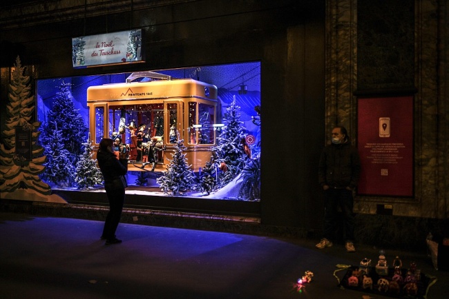  Des grands magasins de France ont récemment dévoilé leurs vitrines de Noël, bien qu'ils soient encore fermés à cause du deuxième confinement.（Photo/CFP）