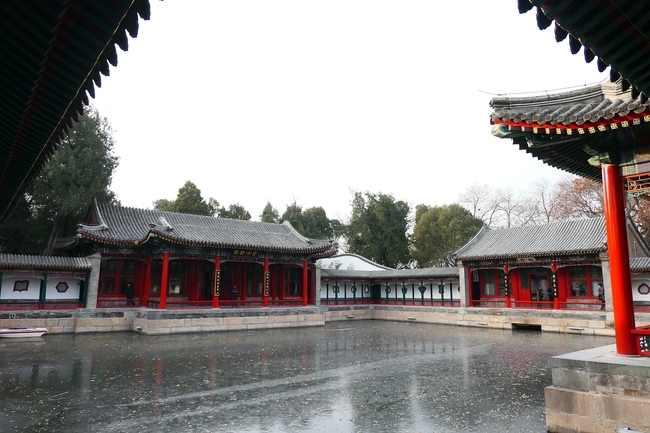 Photo prise le 9 décembre, montrant le pavillon Huafang du parc Beihai à Beijing. Le pavillon a rouvert ses portes mercredi au public après trois mois de rénovation.(Photo/CFP)