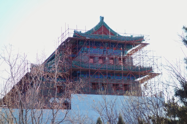 Photos prises le 10 janvier à Beijing, montrant la Tour des Archers de la Porte Zhengyangmen. Les travaux visent à renforcer la structure principale de ce site historique de la capitale chinoise. (Photo/CFP)