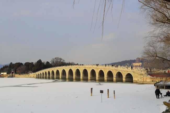  Le Pont des dix-sept arches du Palais d'été recouvert de neige à Beijing, capitale chinoise, le 19 janvier 2021. 