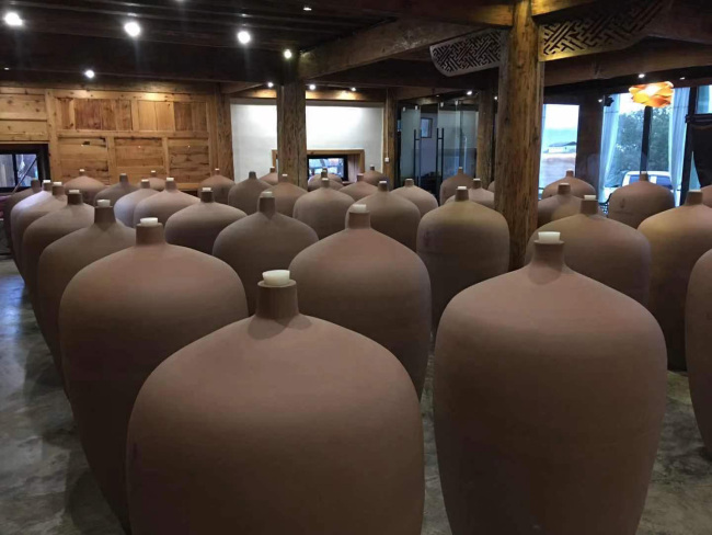Les jarres en argile locale de Shangri-làpour la fermentation du vin.(Photo fournie par Yves Roduit)