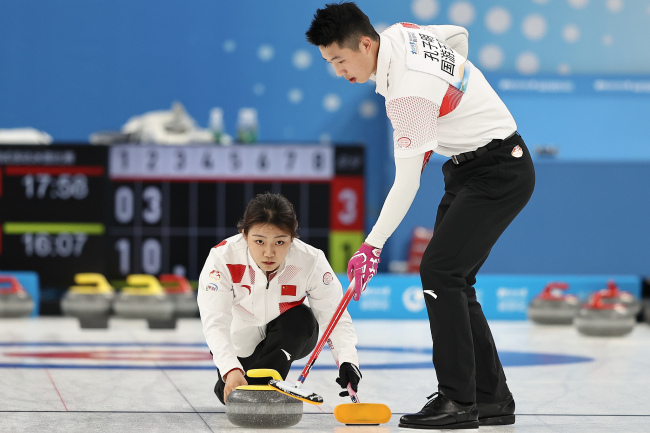 JO d'hiver de Beijing 2022 : tenue d'une épreuve test de curling au Centre national de natation