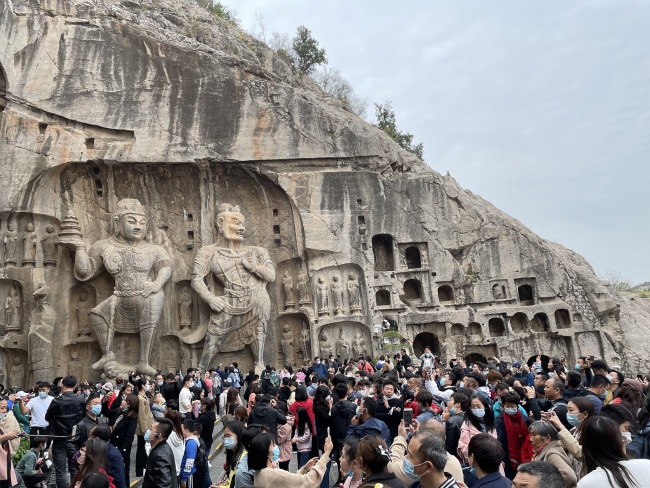  Le site touristique des grottes de Longmen, à Luoyang, dans la province du Henan (centre), est rempli de visiteurs, le 4 avril 2021. 