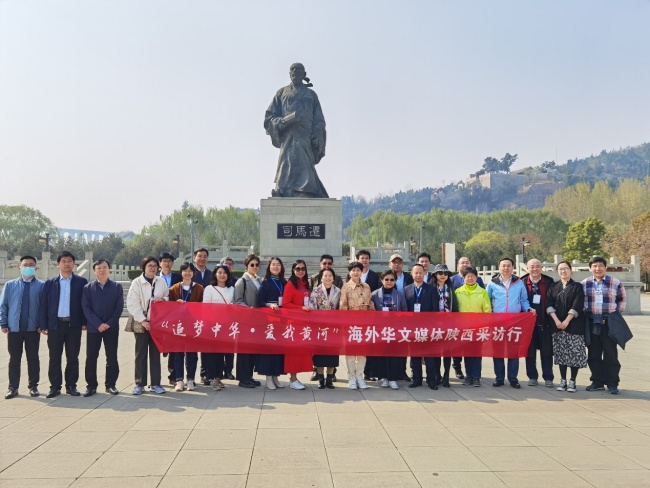 Photo d’un groupe de journalistes chinois à l’étranger devant le temple de Sima Qian<br><br>