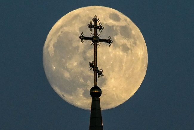 Une croix sur le toit d’une église orthodoxe illuminée par la super lune, le 25 mai, à Rossosh, en Russie.