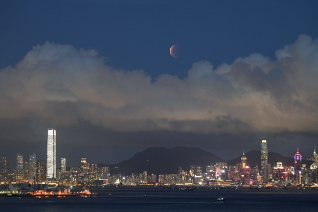 Une éclipse lunaire au-dessus de Hong Kong, le 26 mai 2021. 