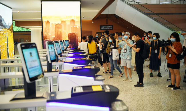  Photo prise le 19 juin, montrant des équipements de contrôle de sécurité en libre-service à l'aéroport international Tianfu de Chengdu.
