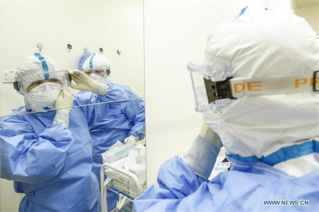 Νοσηλευτές φορούν προστατευτικά ενδύματα πριν εισέλθουν σε μολυσμένη περιοχή στο Νοσοκομείο Πουρέν του Πεκίνου, πρωτεύουσα της Κίνας, στις 23 Ιουνίου 2020. Το εργαστήριο PCR τέθηκε σε χρήση στις 15 Ιουνίου για τη διεξαγωγή δοκιμών νουκλεϊκών οξέων για το COVID-19. (Xinhua / Zhang Yuwei) 