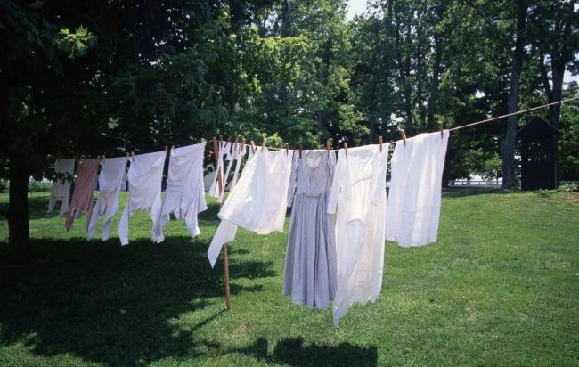 Κρεμάστε τα ρούχα στον ήλιο όταν έχει υγρασία. [Φωτογραφία αρχείου]