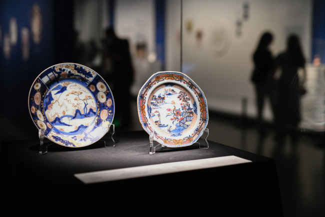 Πιάτα πορσελάνης στην έκθεση «Τζινγιάνγκ: Κινεζική και ιαπωνική πορσελάνη Ιμάρι από τη δυναστεία Τσινγκ» στο Μουσείο Τσενγκντού στις 4 Ιουλίου στο Τσενγκντού, στην επαρχία Σιτσουάν της νοτιοδυτικής Κίνας. [Φωτογραφία / Xinhua]