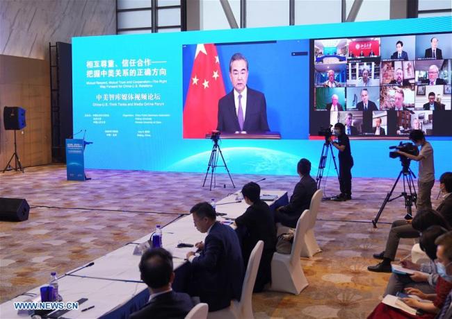 Ο Γουάνγκ Γι, Κρατικός Σύμβουλος και υπουργός Εξωτερικών της Κίνας ενώ απευθύνεται στο Διαδικτυακό Φόρουμ Επιστημονικών Επιτελείων (Think Tank) και ΜΜΕ Κίνας-ΗΠΑ στις 9 Ιουλίου 2020. (φωτογραφία: Xinhua)