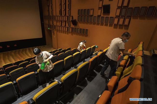 Οι υπάλληλοι πραγματοποιούν απολύμανση σε έναν κινηματογράφο στο Γουχάν, στην επαρχία Χουμπέι της κεντρικής Κίνας, στις 20 Ιουλίου 2020. (φωτογραφία/ Xinhua)