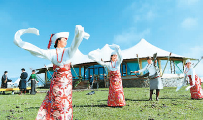Κορίτσια από το Θιβέτ εκτελούν παραδοσιακούς χορούς σε ένα τουριστικό χώρο στον Αυτόνομο Νομό Γκανάν του Θιβέτ. (Φωτογραφία / Xinhua)