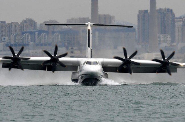 Το αμφίβιο αεροσκάφος AG600 «Κουνλόνγκ» γλιστρά στην θάλασσα στο Τσινγκντάο, επαρχία Σανντόνγκ της ανατολικής Κίνας, στις 26 Ιουλίου 2020. (Xinhua / Li Ziheng)