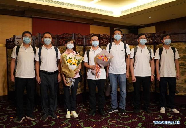 Ειδικοί αντιδραστηρίων για τον κορωνοϊό από την κινεζική ηπειρωτική χώρα ποζάρουν για μια ομαδική φωτογραφία μετά την άφιξή τους στο Χονγκ Κονγκ, νότιας Κίνας, στις 2 Αυγούστου 2020. (Xinhua / Li Gang)