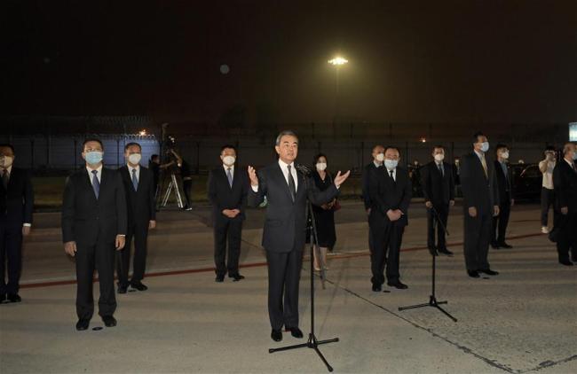 Ο Κινέζος Υπουργός Εξωτερικών Γουάνγκ Γι ενώ υποδέχεται το προσωπικό από το Γενικό Προξενείο της Κίνας στο Χιούστον κατά την άφιξη στο αεροδρόμιο στο Πεκίνο, πρωτεύουσα της Κίνας, στις 17 Αυγούστου 2020. Μια ναυλωμένη πτήση που μετέφερε το προσωπικό από το Γενικό Προξενείο της Κίνας στο Χιούστον έφτασε στο Πεκίνο το βράδυ της Δευτέρας. (φωτογραφία / Xinhua)