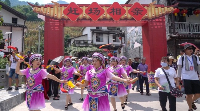 Χορός της εθνικής μειονότητας των Τουτζιά στην Γιορτή Νιουαρχουέι στην πόλη Μπαϊγιανγκπίνγκ, που βρίσκεται στον Αυτόνομο Νομό των Ενσί Τουτζιά και Μιάο, στην επαρχία Χουμπέι της κεντρικής Κίνας, στις 29 Αυγούστου 2020.<br>
