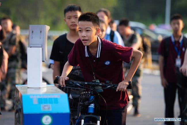 Μαθητές στην σειρά μπροστά στο μηχάνημα σάρωσης προσώπου πριν μπουν στο γυμνάσιο Νταογού του Λιουγιάνγκ στην πόλη Τσανγκσά, πρωτεύουσα της επαρχίας Χουνάν στην κεντρική Κίνα, στις 31 Αυγούστου 2020.