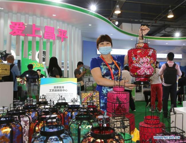 Χειροποίητα κινεζικά φανάρια στον χώρο που έχει αφιερωθεί στις τουριστικές υπηρεσίες, στην Διεθνή Έκθεση της Κίνας για το Εμπόριο και τις Υπηρεσίες (2020 China International Fair for Trade in Services (CIFTIS)), στις 6 Σεπτεμβρίου 2020.<br>