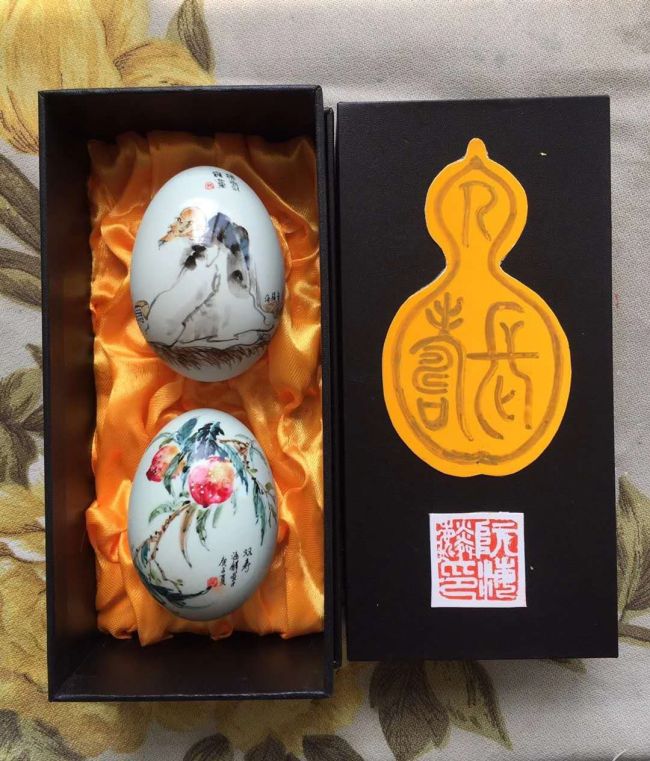 Δύο αυγά με παραδοσιακά κινεζικά έργα ζωγραφισμένα από τον Ρουάν Χαϊλίν. <br>