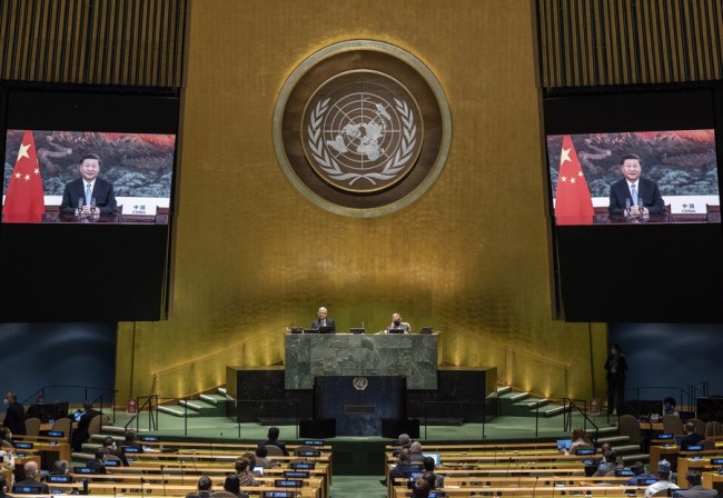 Ο Κινέζος Πρόεδρος Σι Τζινπίνγκ ενώ απευθύνεται στη γενική συζήτηση της 75ης συνόδου της Γενικής Συνέλευσης των Ηνωμένων Εθνών μέσω βίντεο στις 22 Σεπτεμβρίου 2020. (Eskinder Debebe/UN Photo/Handout via Xinhua)