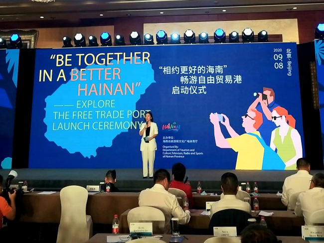 Φωτογραφία από την ημερίδα παρουσίασης της Νήσου Χαϊνάν, που έγινε στο Πεκίνο στις 8 Σεπτεμβρίου, (φωτ. Εύα Παπαζή)