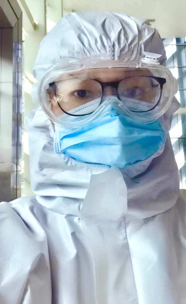 Η Τσούι με προστατευτική στολή σε ένα από τα δύο νοσοκομεία που κατασκευάστηκαν ειδικά στο Γουχάν για τους ασθενείς με Covid-19, τον Φεβρουάριο.<br>