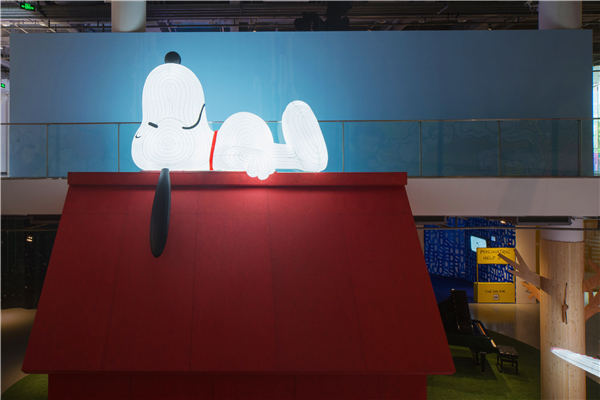 Εκτός από την έκθεση των έργων με κλασικούς χαρακτήρες Peanuts, η MoCA Shanghai προσκάλεσε επίσης 20 καλλιτέχνες και ομάδες από την Κίνα να συνεργαστούν με τα Peanuts και να δημιουργήσουν αποκλειστικά έργα τέχνης για την περίσταση. [Η φωτογραφία παρέχεται στην China Daily]