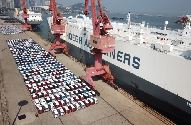 Φωτογραφία δείχνει ένα πλοίο που περιμένει να φορτώσει αυτοκίνητα φτιαγμένα στην Κίνα για εξαγωγή σε ένα αγκυροβόλιο του λιμανιού Λιανγιουνγκάνγκ στην επαρχία Τζιανγκσού της ανατολικής Κίνας, 7 Σεπτεμβρίου 2020. (Φωτογραφία / Xinhua)
