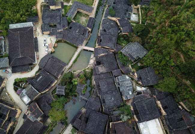 Μια άποψη των σπιτιών στο Λονγκτάν [Φωτογραφία / Xinhua]
