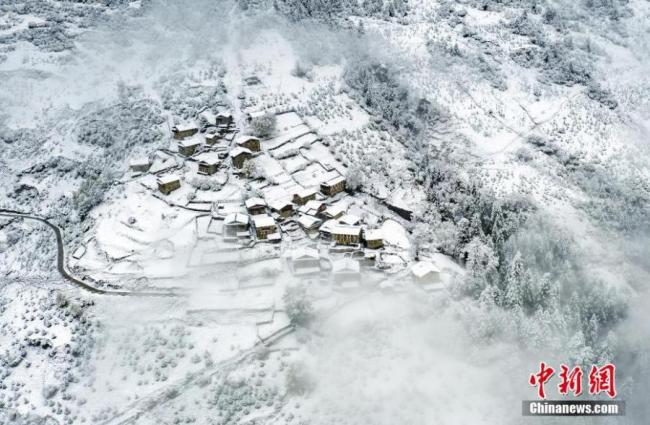 Η φωτογραφία που τραβήχτηκε στις 20 Οκτωβρίου 2020, δείχνει το χιονισμένο τοπίο του παγετώνα Νταγκού στον αυτόνομο νομό Θιβετιανών Άμπα και Τσιανγκ, στην επαρχία Σιτσουάν της νοτιοδυτικής Κίνας.