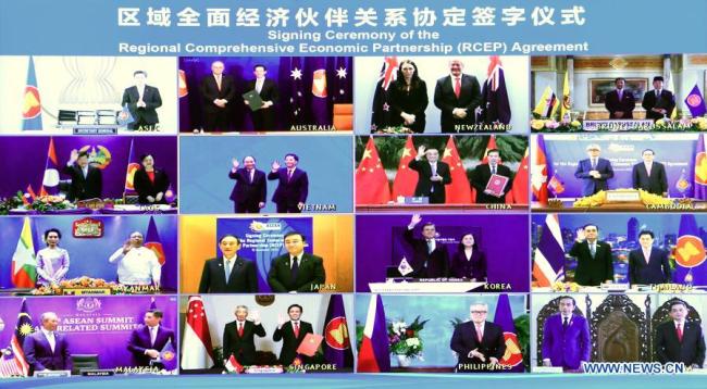 Ο Κινέζος πρωθυπουργός Λι Κετσιάνγκ και ηγέτες άλλων χωρών παρευρίσκονται στην τελετή υπογραφής της συμφωνίας Περιφερειακής Συνολικής Οικονομικής Εταιρικής Σχέσης (RCEP) μετά την 4η Σύνοδο Κορυφής της RCEP, η οποία πραγματοποιείται μέσω τηλεδιάσκεψης, στις 15 Νοεμβρίου 2020. (φωτογραφία / Xinhua)