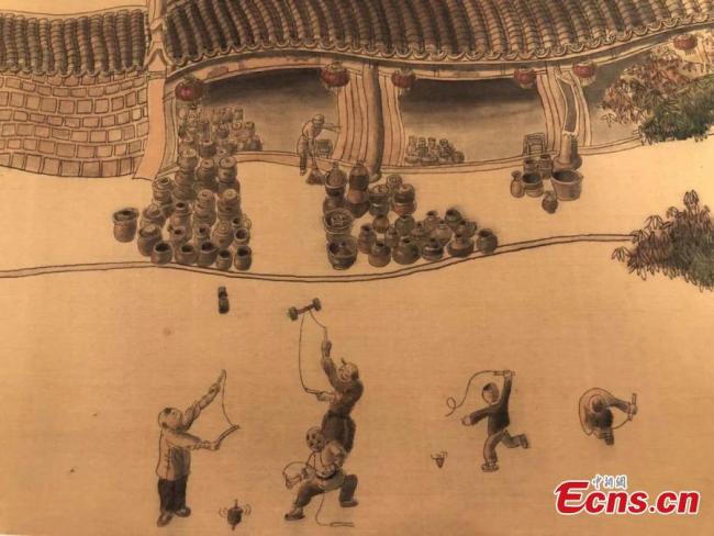 Αυτή η φωτογραφία αποτυπώνει ένα τμήμα ενός πολύ μεγάλου κυλίνδρου από μετάξι που ζωγραφίστηκε από τον ηλικιωμένο καλλιτέχνη Σιου Σινχουά, στο Τσονγκκίνγκ της επαρχίας Σιτσουάν.