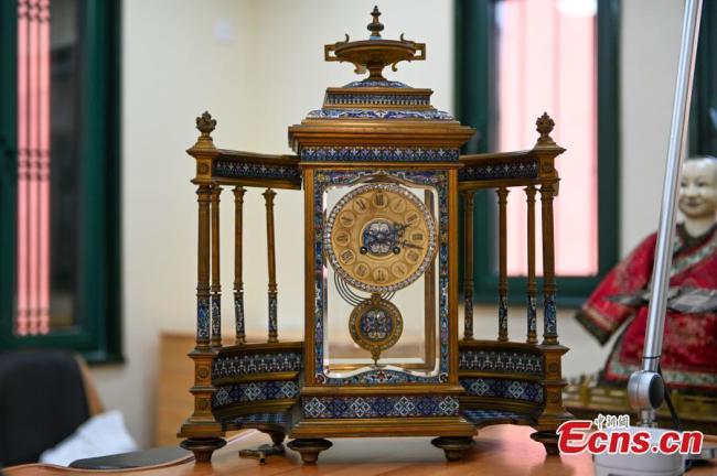 Ένα επίχρυσο ρολόι της δυναστείας Τσινγκ (1644-1911) στο Μουσείο του Παλατιού του Σενγιάνγκ, στις 16 Νοεμβρίου 2020. (Φωτογραφία: China News Service)