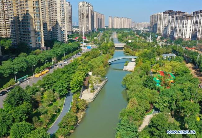 Η εναέρια φωτογραφία που τραβήχτηκε στις 23 Οκτωβρίου 2020 δείχνει τοπία κατά μήκος του ποταμού Λιουχουά στην περιοχή Τσανγκσάν της Φουτζόου, στην επαρχία Φουτζιέν της νοτιοανατολικής Κίνας. (Xinhua / Lin Shanchuan)