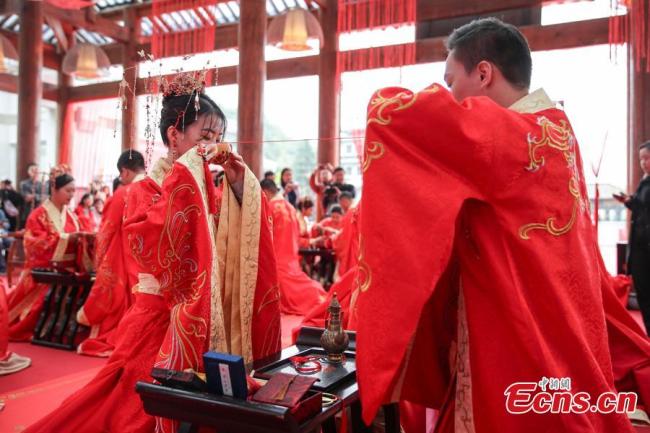 Η παραδοσιακή γαμήλια τελετή που τελέστηκε στο Γκουιγιάνγκ της επαρχίας Γκουιτζόου στις 16 Νοεμβρίου 2020.