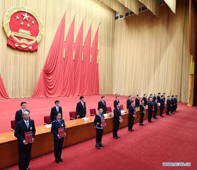 Ο Σι Τζινπίνγκ και άλλοι ηγέτες του κομμουνιστικού κόμματος και του κινεζικού κράτους παρουσιάζουν τιμητικά πιστοποιητικά σε εκπροσώπους των βραβευθέντων στην εκδήλωση που έγινε για να τιμηθούν υποδειγματικοί εργαζόμενοι και άλλα άτομα στη Μεγάλη Αίθουσα του Λαού στο Πεκίνο, την πρωτεύουσα της Κίνας, στις 24 Νοεμβρίου, 2020. (φωτογραφία/Xinhua)