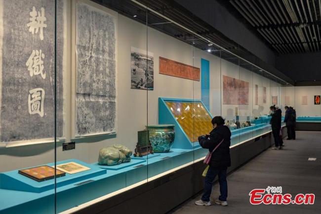 Επισκέπτες στην έκθεση "Μια ιστορία του Κήπου ΙΙ – Τα 270 Χρόνια των Θερινών Ανακτόρων", που φιλοξενείται από το Μουσείο Κινέζικων Κήπων και Αρχιτεκτονικής Τοπίων, στις 2 Δεκεμβρίου 2020.