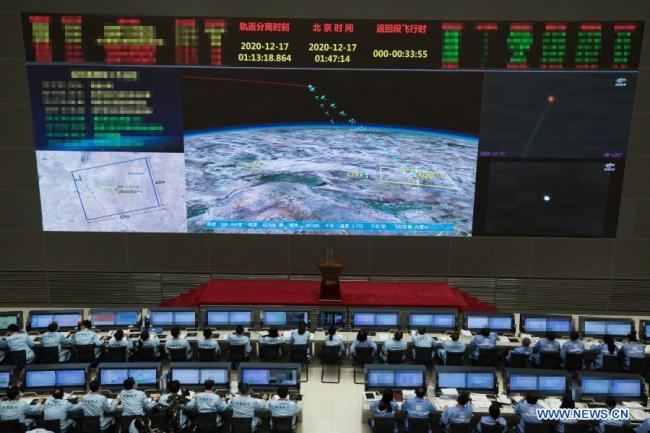 Το τεχνικό προσωπικό παρακολουθεί την προσγείωση της κάψουλας επιστροφής του ανιχνευτή Chang'e-5 της Κίνας στο Αεροδιαστημικό Κέντρο Ελέγχου του Πεκίνου στο Πεκίνο, πρωτεύουσα της Κίνας, στις 17 Δεκεμβρίου 2020. (φωτογραφία / Xinhua)