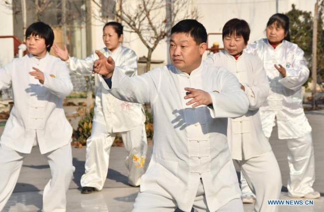 Οι λάτρεις του τάι τσι τσουάν ενώ κάνουν άσκηση σε μια σχολή παραδοσιακών πολεμικών τεχνών στην πόλη Χαντάν της επαρχίας Χεμπέι της βόρειας Κίνας, στις 16 Δεκεμβρίου 2020. (φωτογραφία/ Xinhua)