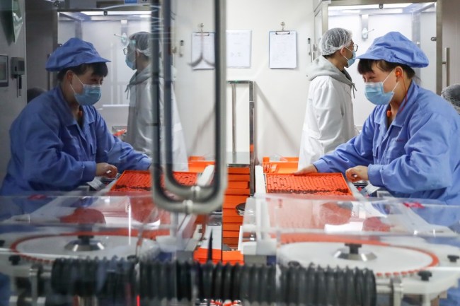 Μέλη του προσωπικού εργάζονται σε ένα εργοστάσιο συσκευασίας εμβολίων COVID-19 της Sinovac Research and Development Co., Ltd. στο Πεκίνο, πρωτεύουσα της Κίνας, 6 Ιανουαρίου 2021. (Xinhua / Zhang Yuwei)